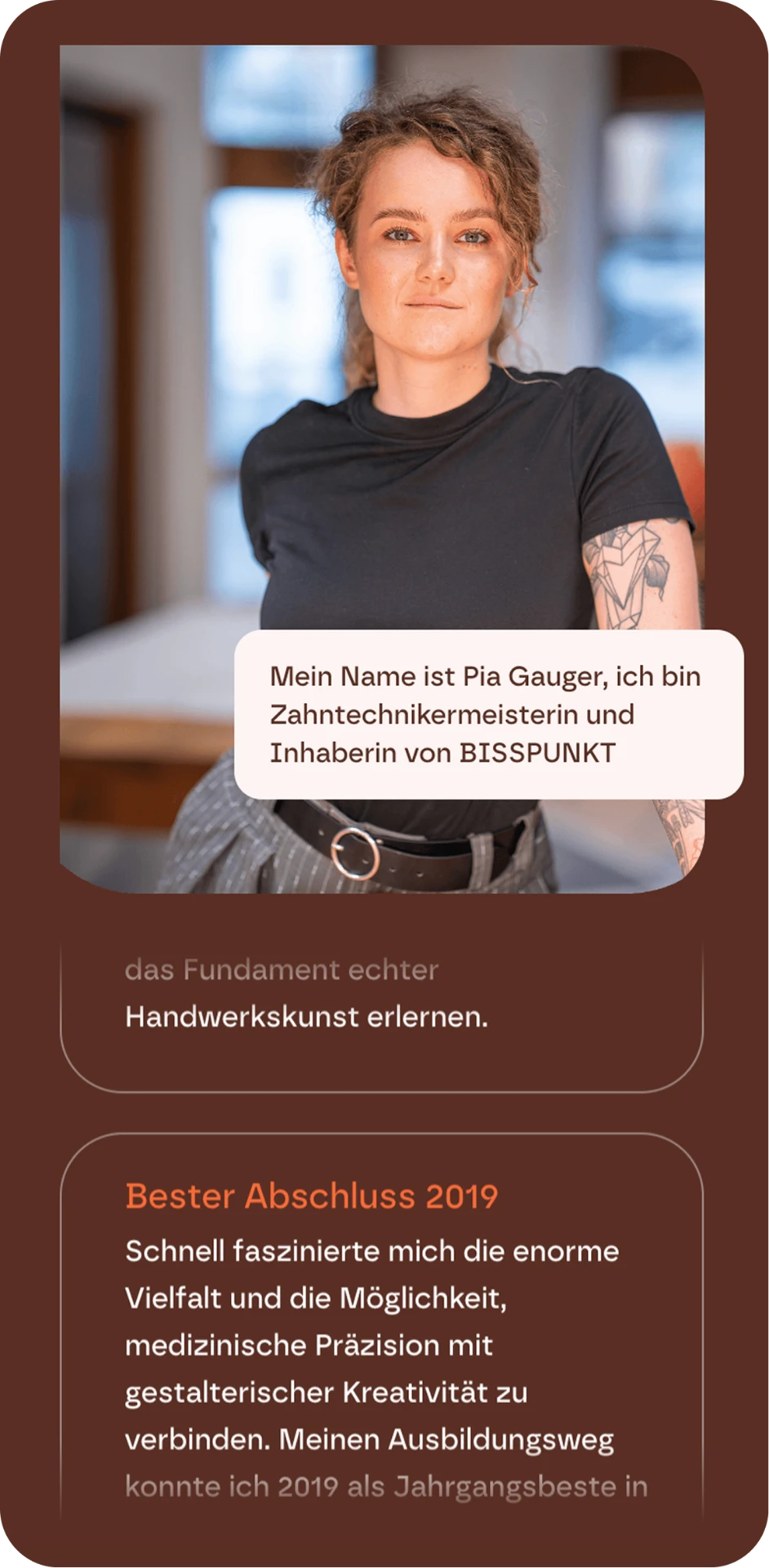 BISS PUNKT card on dark brown: portrait of Pia Gauger with her speech-bubble introduction and training highlights